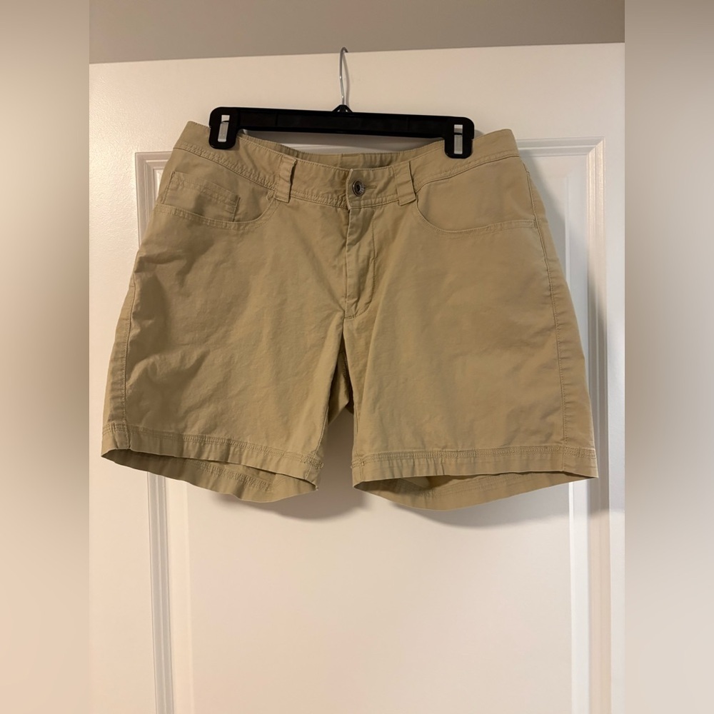 Helly Hansen Women's Tan Shorts in size small
